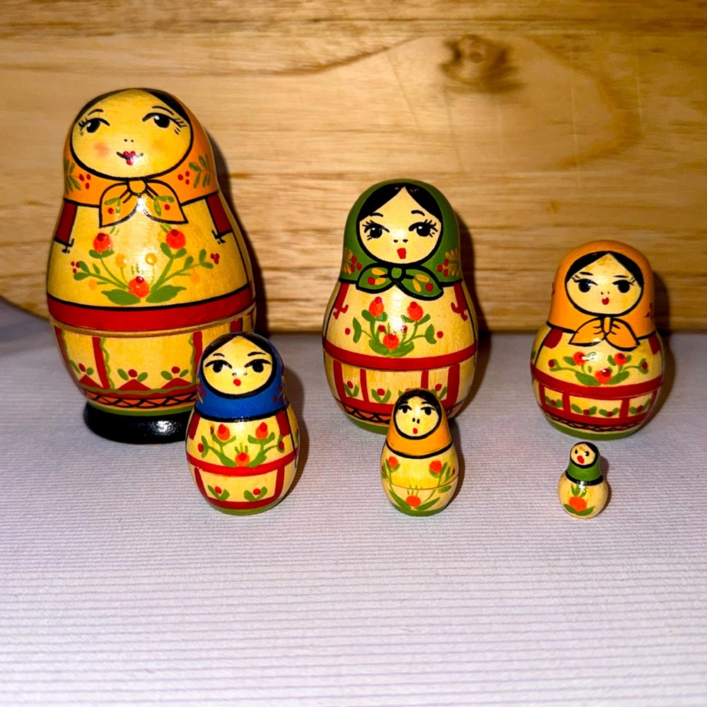🐈⬛ Vintage Russian Nesting Dolls Set of 6